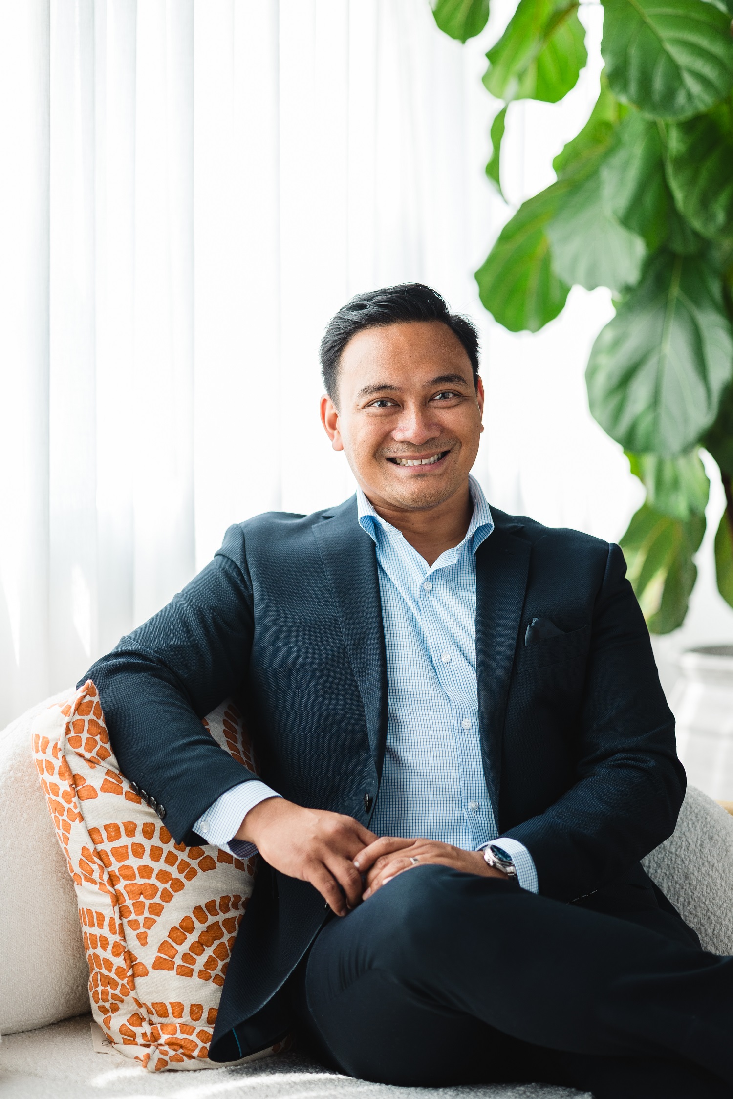 Professional contract lawyer providing legal advice in Northern Beaches office.